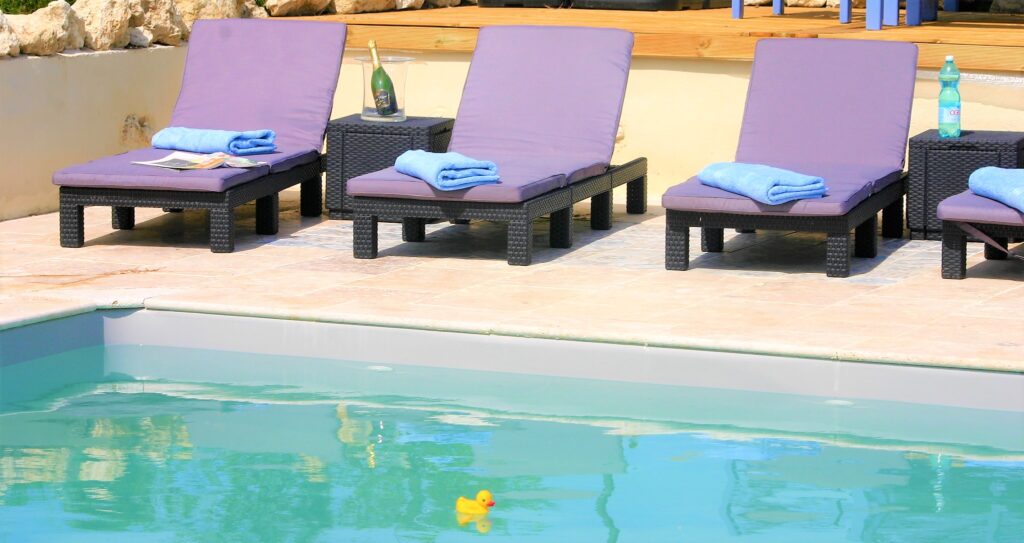 Outside, you will find a 10m x 5m swimming pool complete with day beds, sun loungers and the far-reaching views of the rolling hills and vineyards of the Côte de Duras.