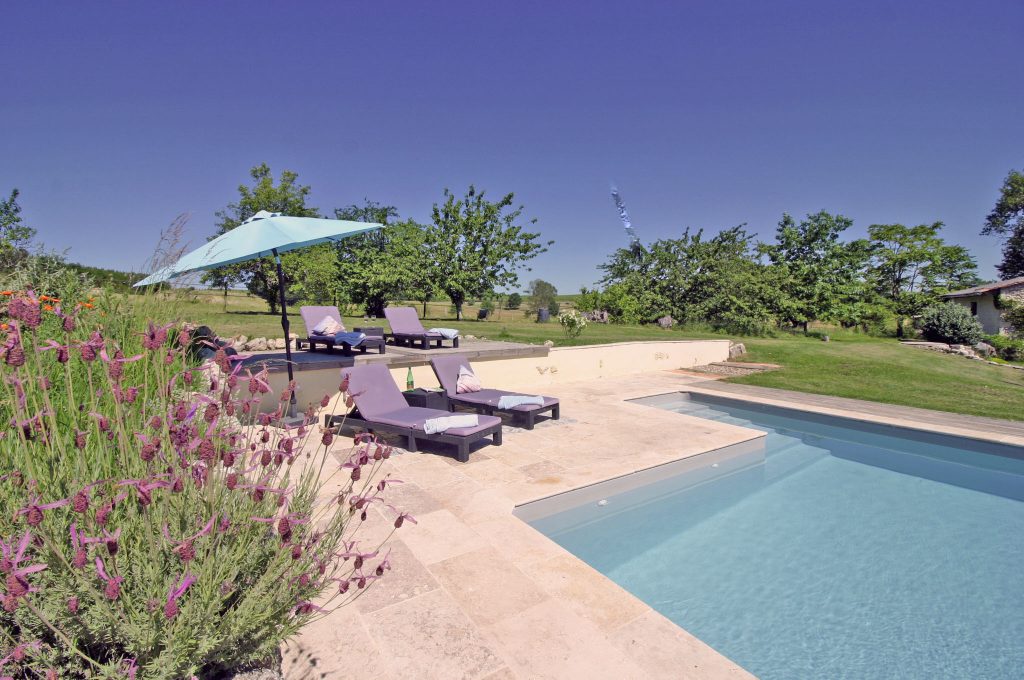 Outside, you will find a 10m x 5m swimming pool complete with day beds, sun loungers and the far-reaching views of the rolling hills and vineyards of the Côte de Duras.